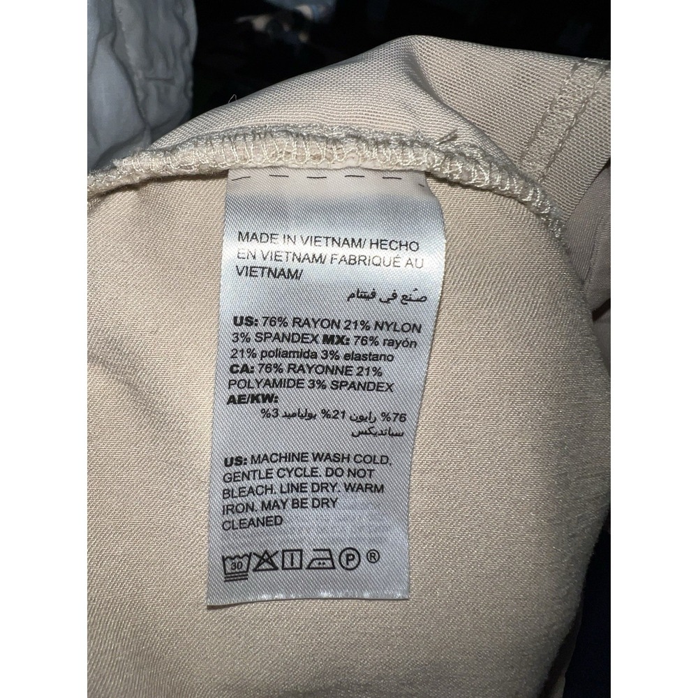 Chico's Pull On Shorts Beige Size 2.5 Waist 34" Inseam  12" - Picture 4 of 4